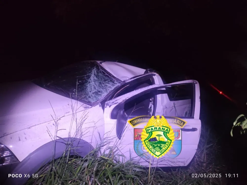 Caminhonete capota e duas pessoas ficam feridas