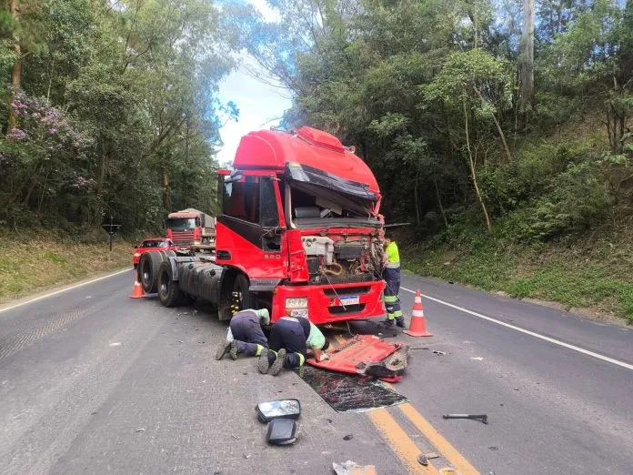 Acidente com três caminhões deixa motorista ferido na PR092