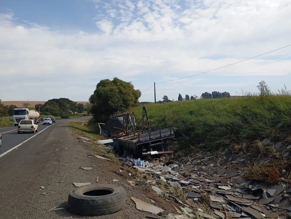 Caminhão sai da pista e motorista fica em estado grave na PR092