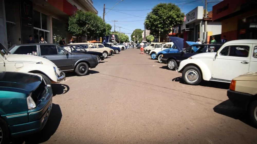 Encontro de Carros Antigos reúne mais de 200 veículos no Norte Pioneiro e traz a nostalgia das décadas passadas