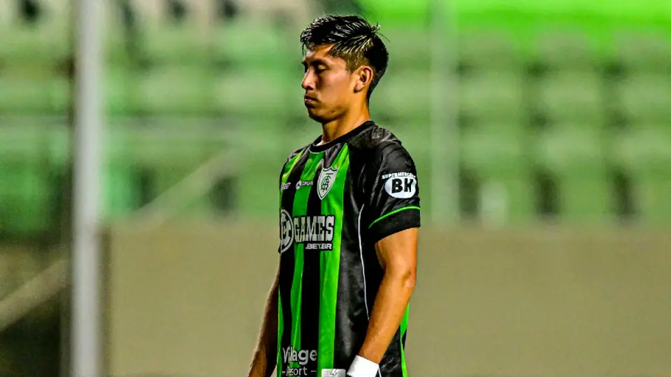 Após passar a noite na prisão por injúria racial, jogador do América-MG é solto