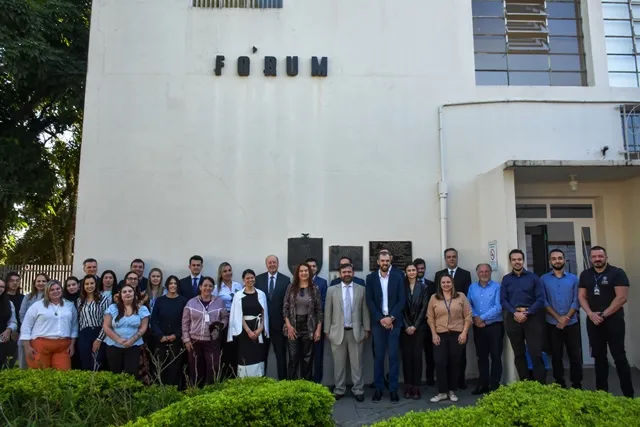 Desembargador do Tribunal de Justiça do Paraná realiza visita técnica ao Fórum de Jaguariaíva