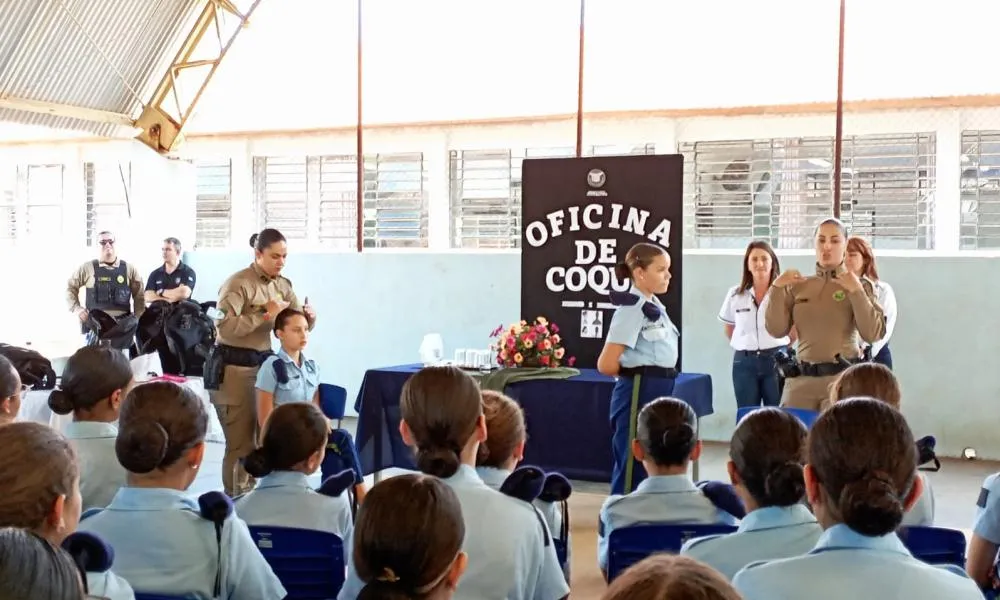 Oficina orienta alunas de colégio cívico-militar de Wenceslau Braz sobre o uso correto da farda e expressão corporal