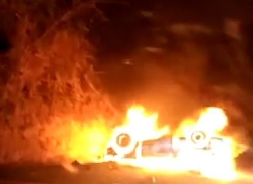 Carro capota, pega fogo e duas pessoas ficam em estado grave