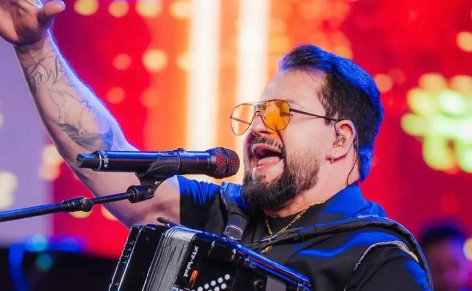 Depois de cair e bater a cabeça em show, Marrone, da dupla com Bruno, segue internado