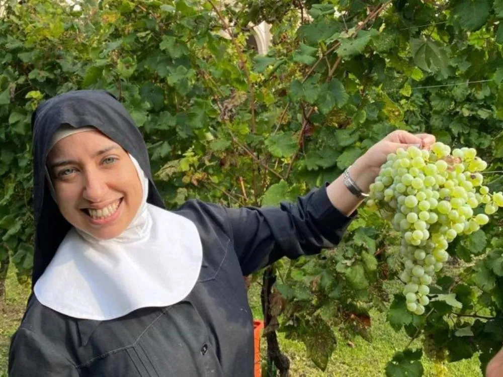 Freira brasileira afastada após denúncias secretas desafia Vaticano por justiça