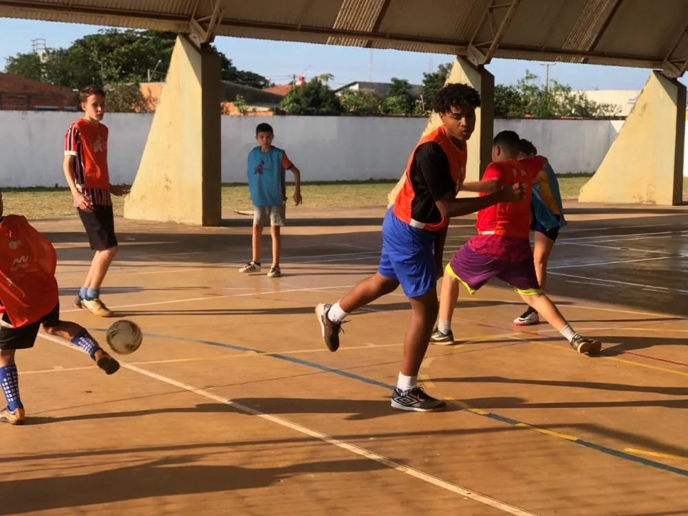 Projeto Bom de Nota oferece aulas gratuitas de futsal e balé para crianças e adolescentes em Jacarezinho
