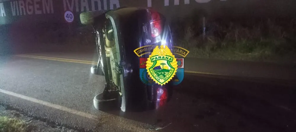 Mulher fica ferida após carro capotar na PR436