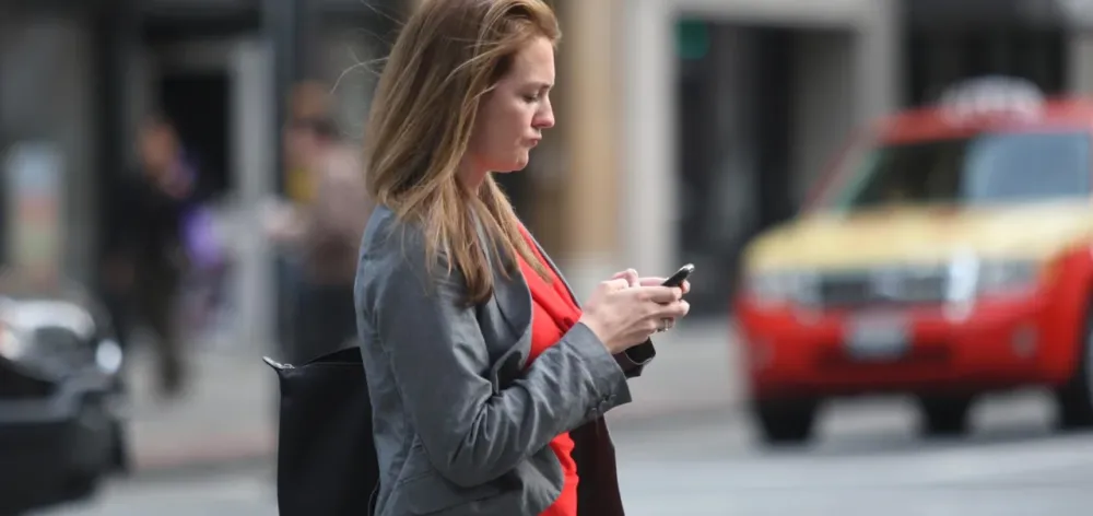 Distração provocada pela tecnologia coloca vidas em risco; especialistas alertam sobre perigos