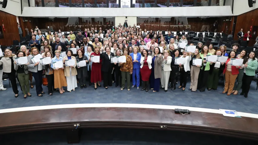 Assembleia Legislativa do Paraná homenageia profissionais da enfermagem em sessão solene