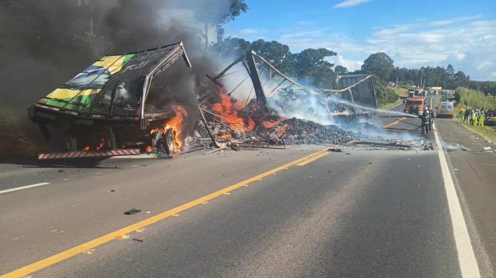 Caminhões batem de frente e polícia descobre que vítimas eram tio e sobrinho