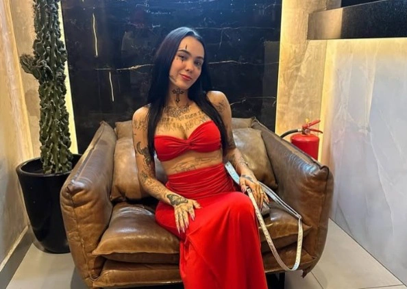 Influenciadora leva 9 facadas de ex-namorado após término de relacionamento