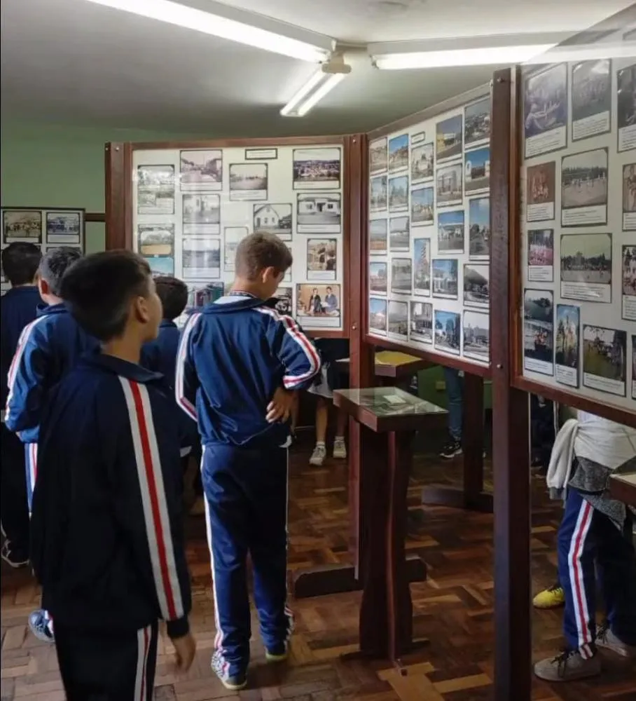 Estudantes de São José da Boa Vista visitam museu em Arapoti