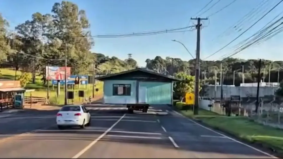 Caminhão transporta casa inteira no Paraná e web reage ao frete: “Episódio do Pica-Pau”