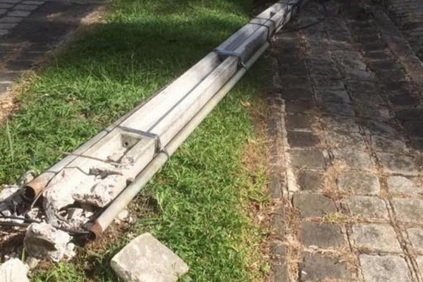 Caminhão atinge poste que cai sobre escola