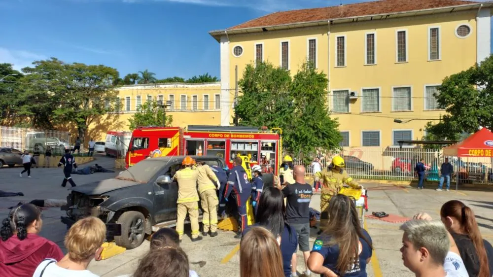 Acidente com múltiplas vítimas chama a atenção de populares em Jacarezinho