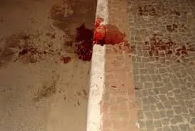 Homem leva quatro tiros e se esconde em caminhonete para não ser morto