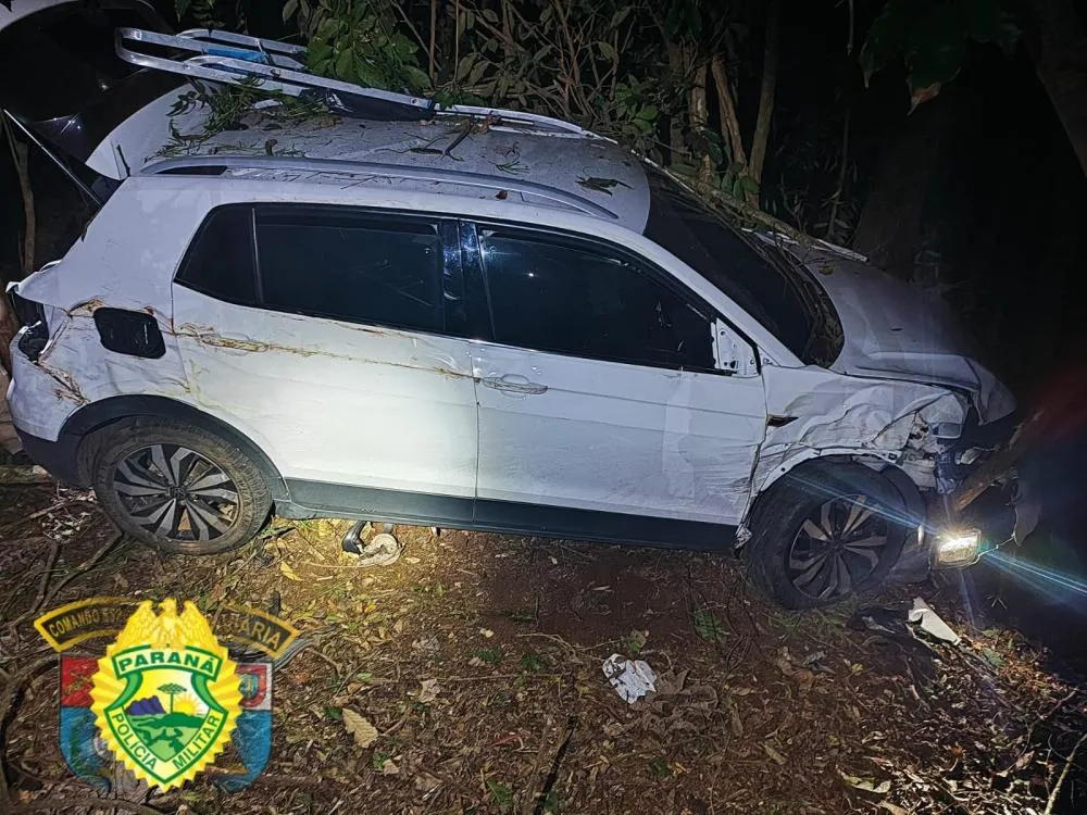 Carro capota e idoso fica ferido na noite do domingo