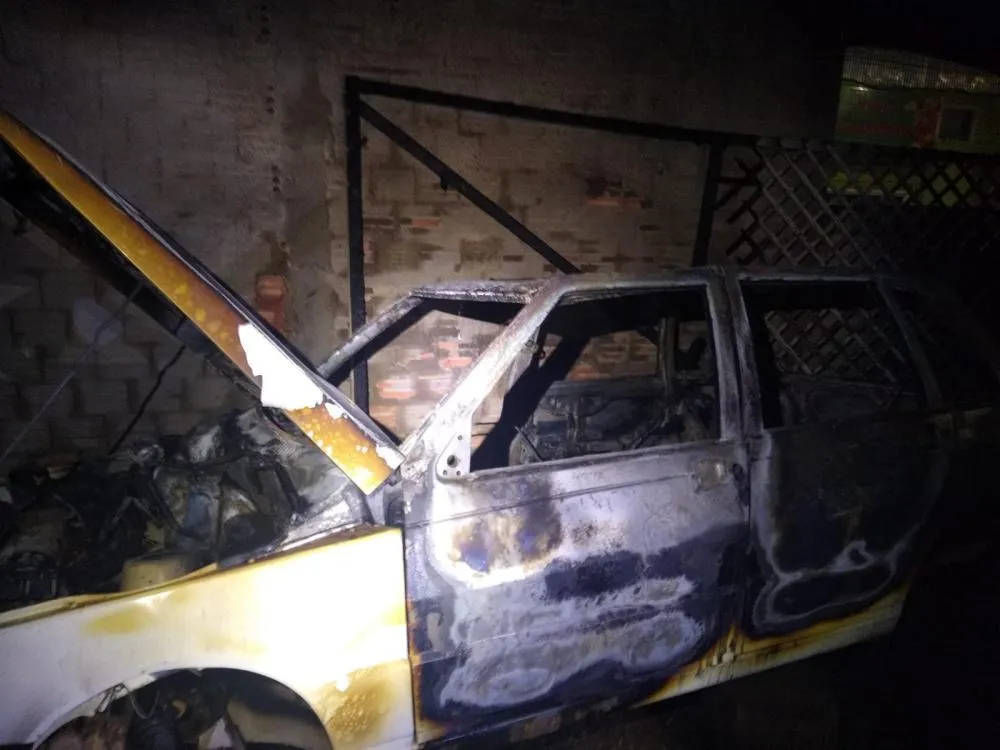 Homem coloca fogo em carro da prefeitura e foge de dentro da viatura, mas acaba preso