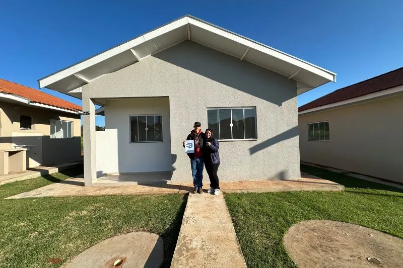 Cohapar entrega 48 casas para famílias de Japira