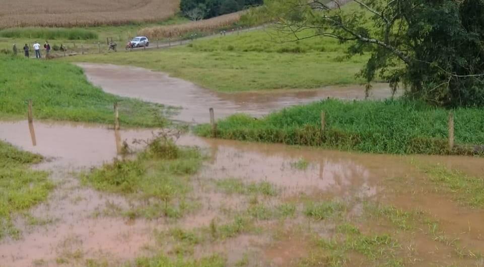 Três irmãos desparecidos após carro cair em rio são encontrados mortos