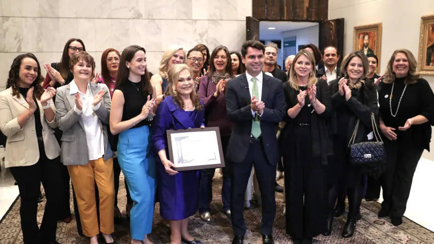 Presidente Alexandre Curi faz homenagem para professora Maria Lúcia na Assembleia Legislativa