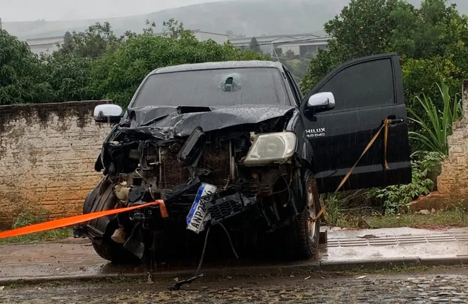 Acidente deixa carro que estava parado destruído em Jaguariaíva