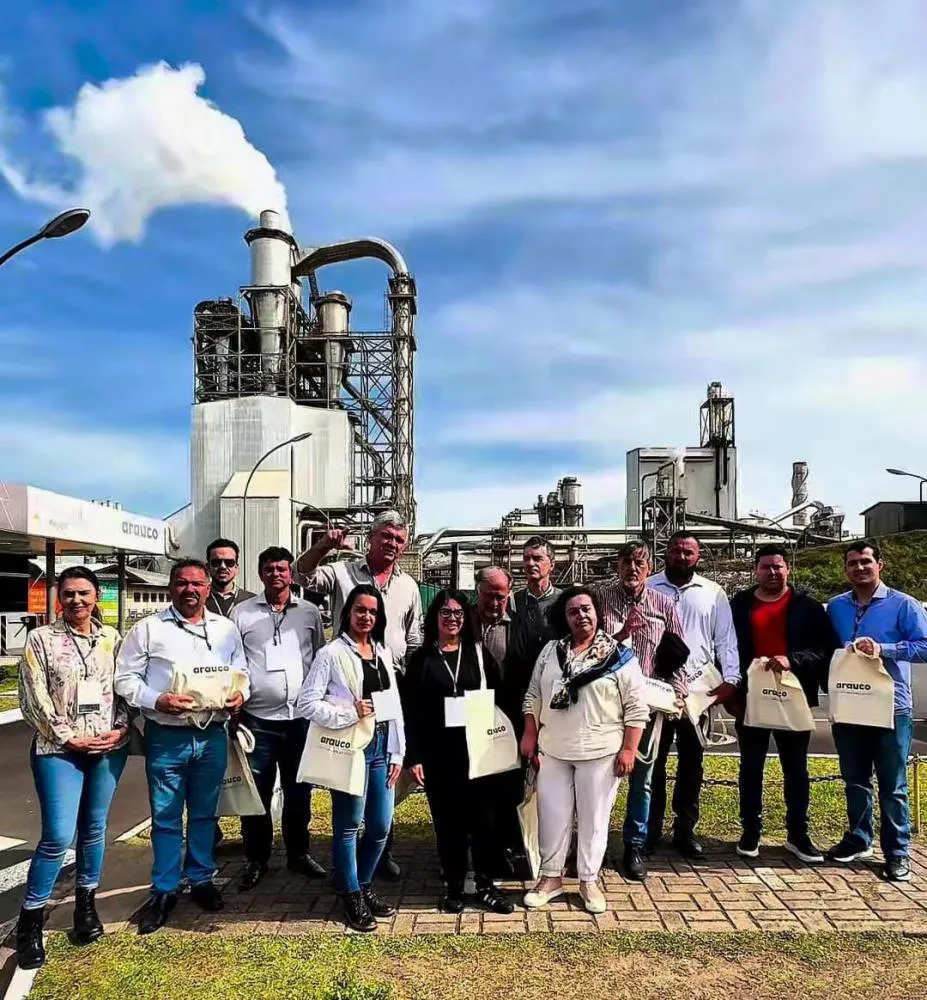 Prefeito Juca Sloboda e secretários fazem visita à Arauco, maior fábrica de painéis de MDF do Paraná