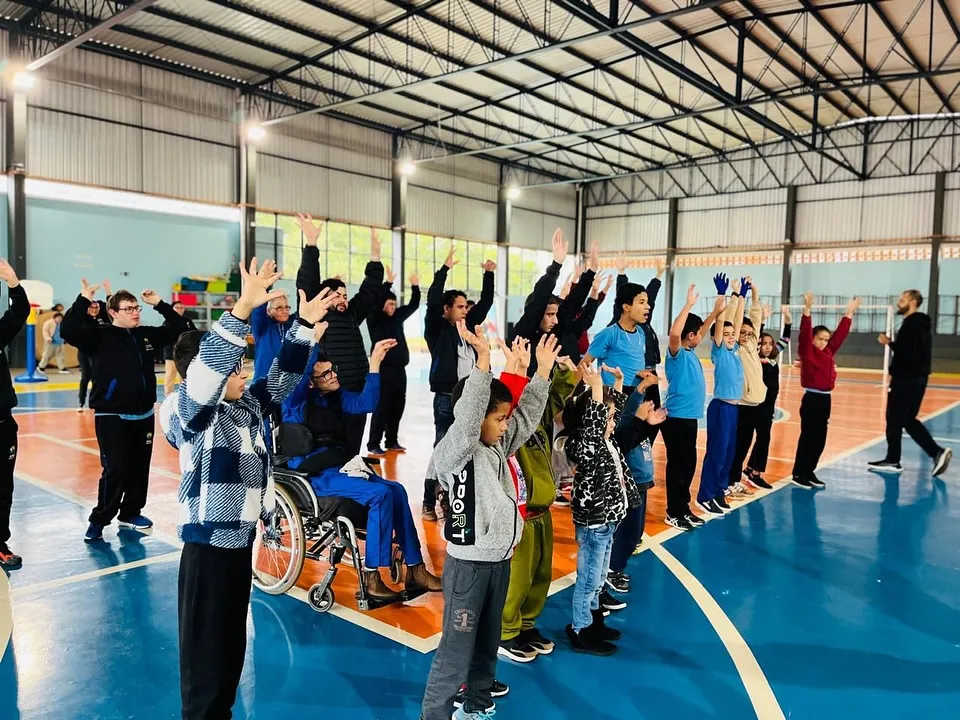 Alunos de Arapoti recebem material do “Aprova Paraná” e participam do Dia do Desafio