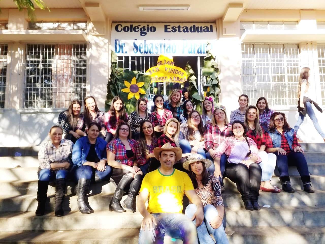 Prefeito Paulo Leonar marca presença em festas julinas das escolas de W. Braz