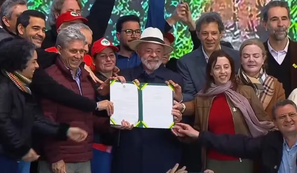 Lula formaliza assentamento do MST em município dos Campos Gerais