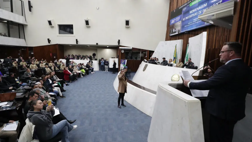 Assembleia Legislativa homenageia agentes que promovem a inclusão no Paraná