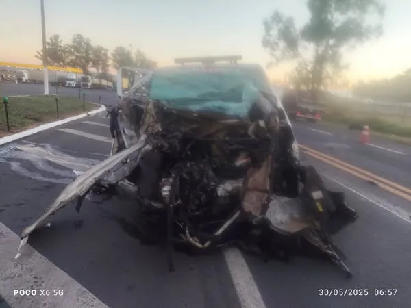 Ambulância fica destruída após bater em traseira de caminhão na PR-092 em Siqueira Campos