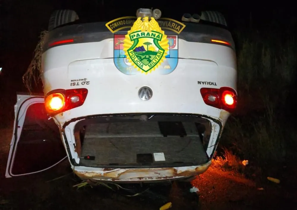 Carro de luxo capota após se envolver em colisão com um Fusca