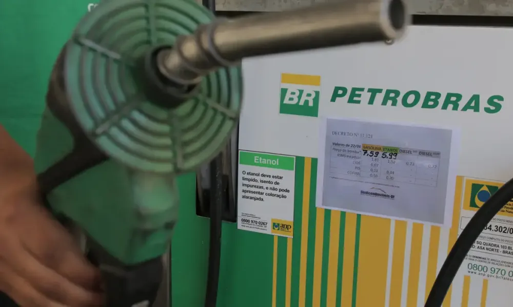 Petrobras anuncia redução de R$ 0,17 no litro da gasolina