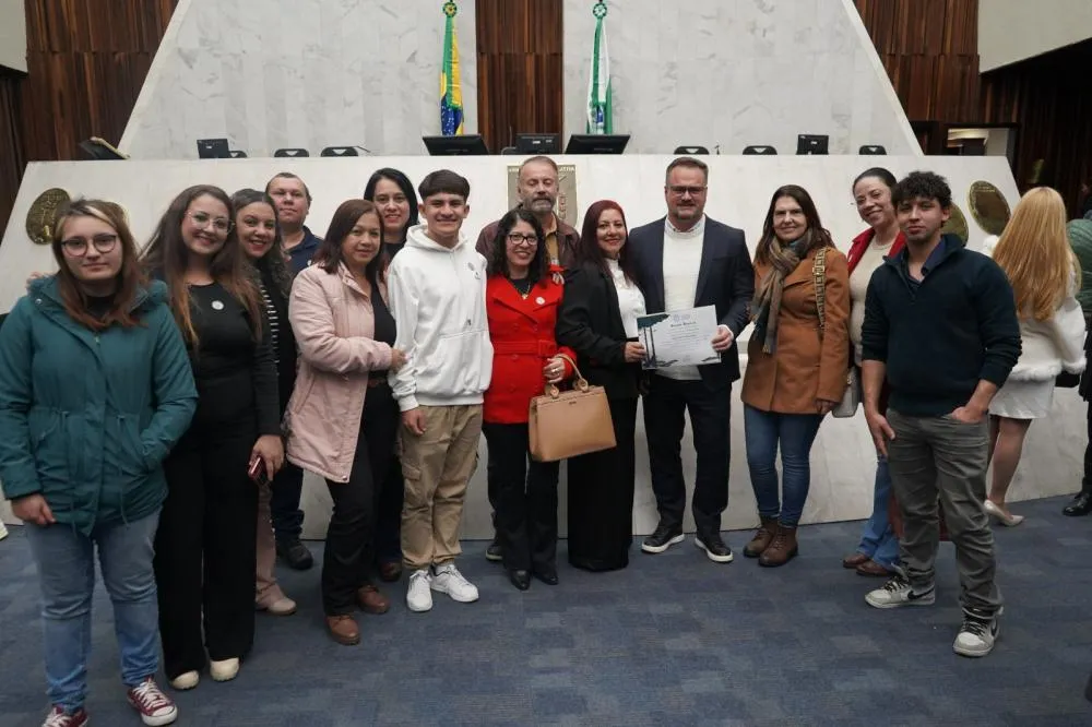 Professora de Jaguariaíva é homenageada na Assembleia por atuação na inclusão social