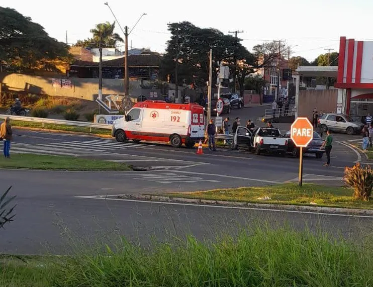 Acidente entre dois veículos deixa jovem e idoso feridos na PR-092