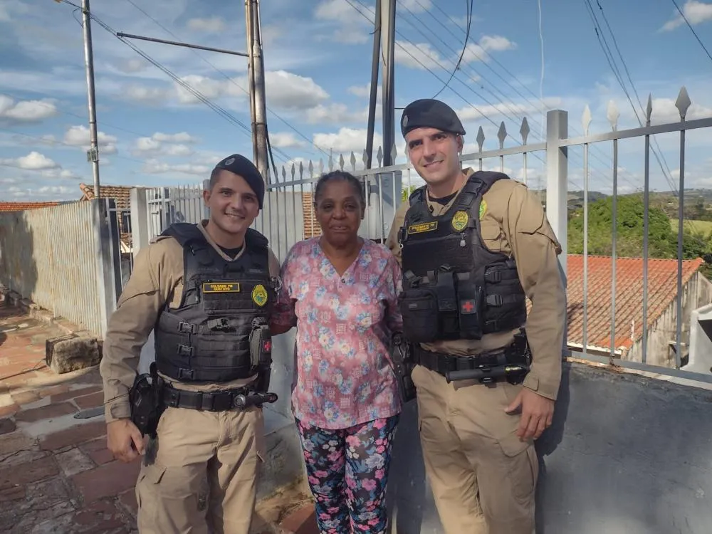 Idosa salva de alagamento em Jacarezinho recebe policiais que a salvaram em ato de gratidão