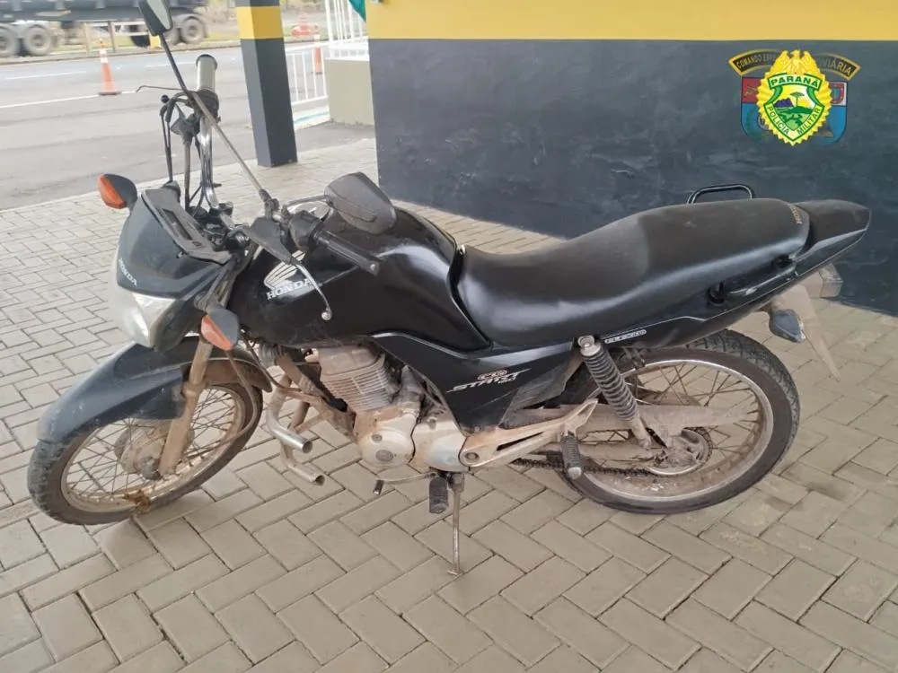 Homem vai parar no hospital após cair de moto na PR-092