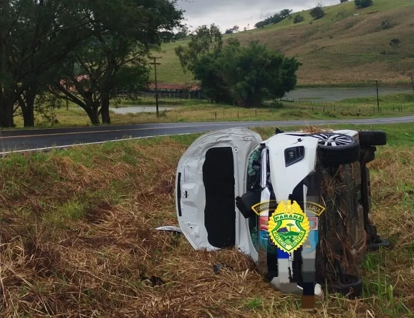 Mulher fica ferida ao capotar carro em rodovia da região