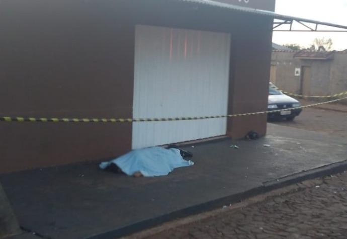 Polícia investiga caso de homem morto com facada no tórax