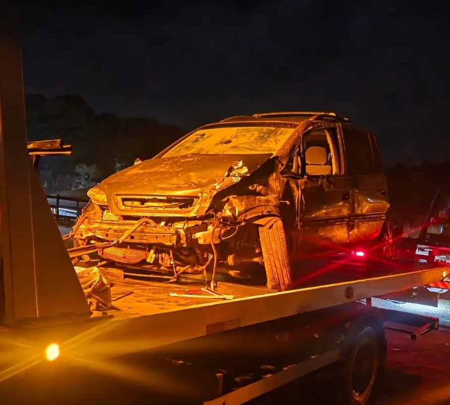 Carro é destruído por carreta minutos após motorista descer do veículo