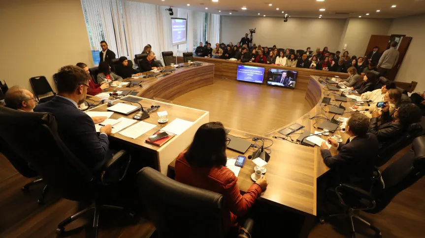 Assembleia debate ações para reverter adoecimento de professores das escolas estaduais do Paraná