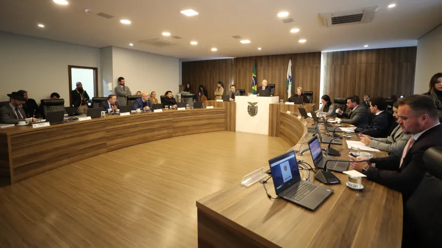 Comissão da Assembleia aprova projeto para reajuste salarial de professores no Paraná
