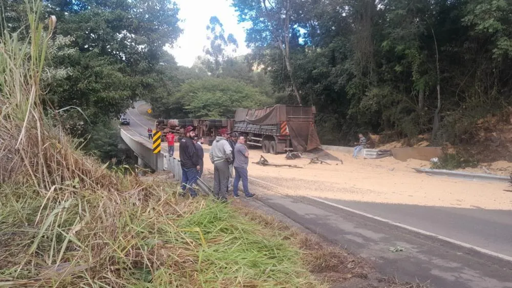 Carreta tomba e interdita PR-151 em São José da Boa Vista