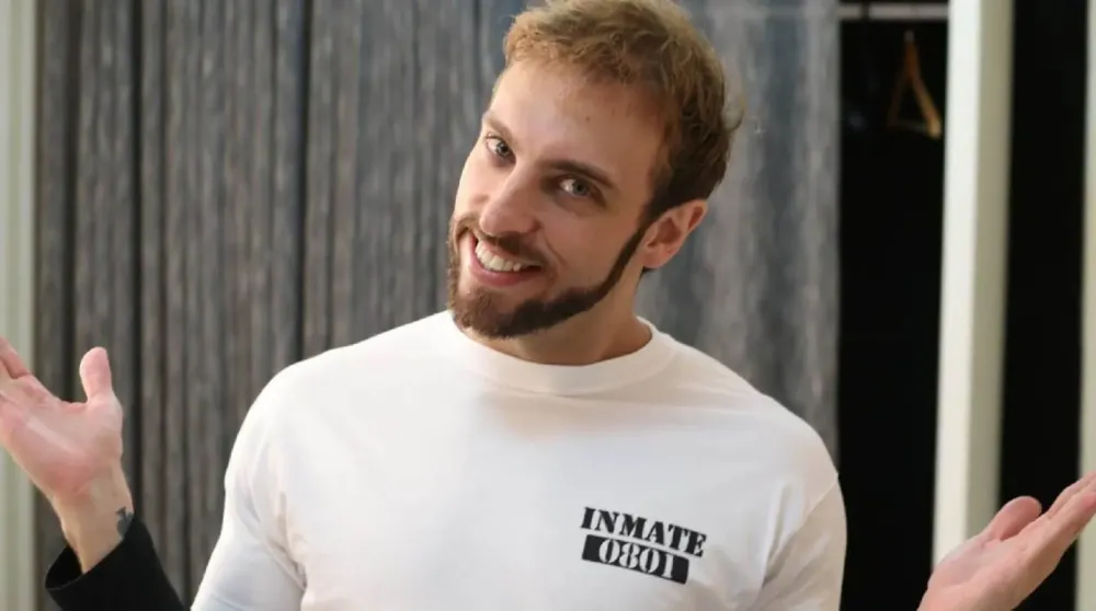 Leo Lins debocha de condenação à prisão e divide famosos com piada polêmica