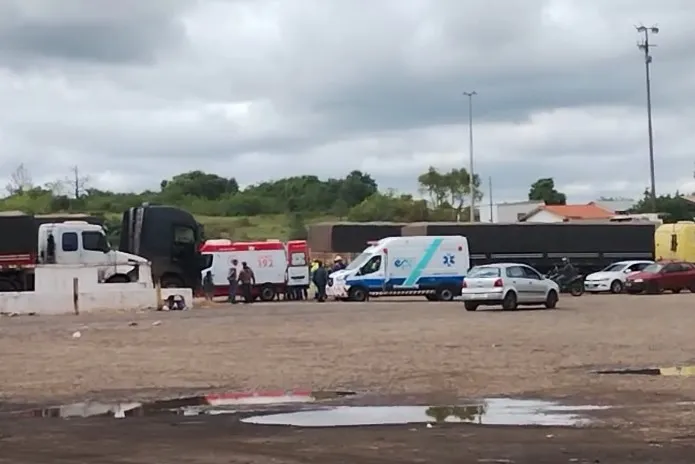 Caminhoneiro é socorrido após sofrer infarto em posto de combustíveis