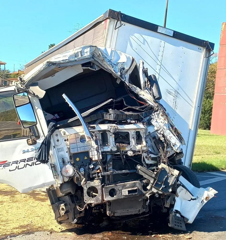 Motorista sai ileso de acidente impressionante em Jaguariaíva