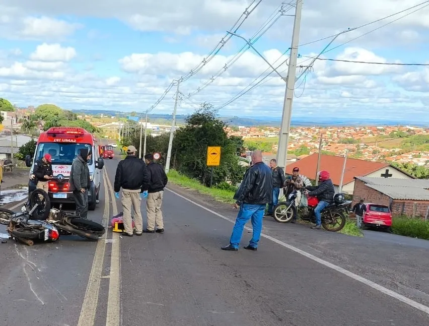 Acidente entre duas motos deixa três mulheres em estado grave