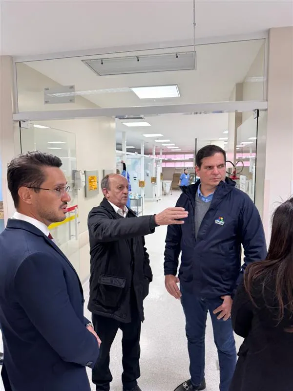 Diretor financeiro executivo da Itaipu visita Hospital do Idoso em Curitiba